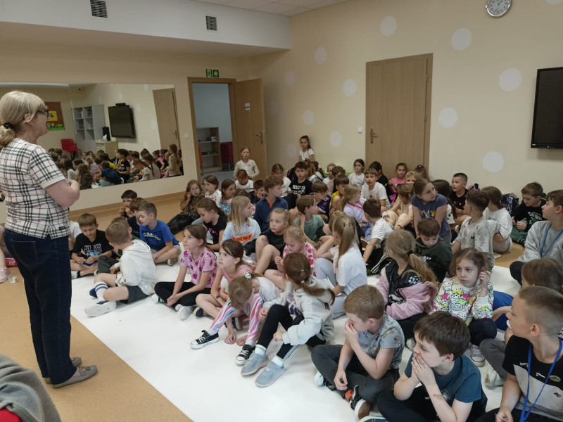 Pani Danusia odwiedziła świetlicę Spotkanie z panią bibliotekarką